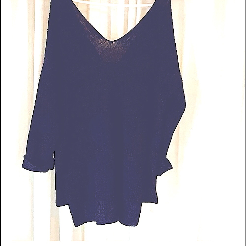 Willow & Clay Slouchy Navy Sweater. With side opening Cable knit. Great fit